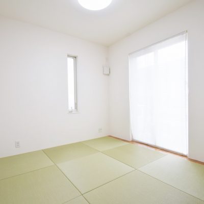 畳のおもてに和紙を使用した、肌触りがよくお手入れも簡単なモダン和室。