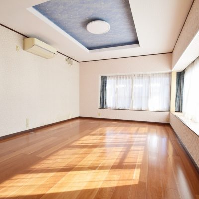 ３面エコカラット施工のリビング（約12帖）