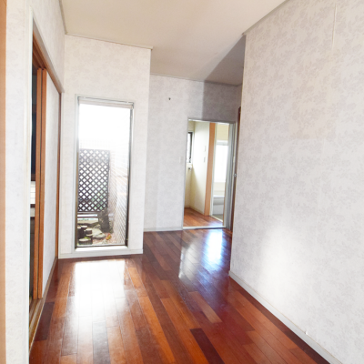 床材には無垢材を使用